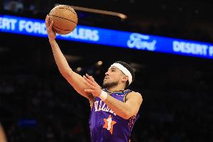 中距离很稳！布克半场9中5拿到15分5助攻