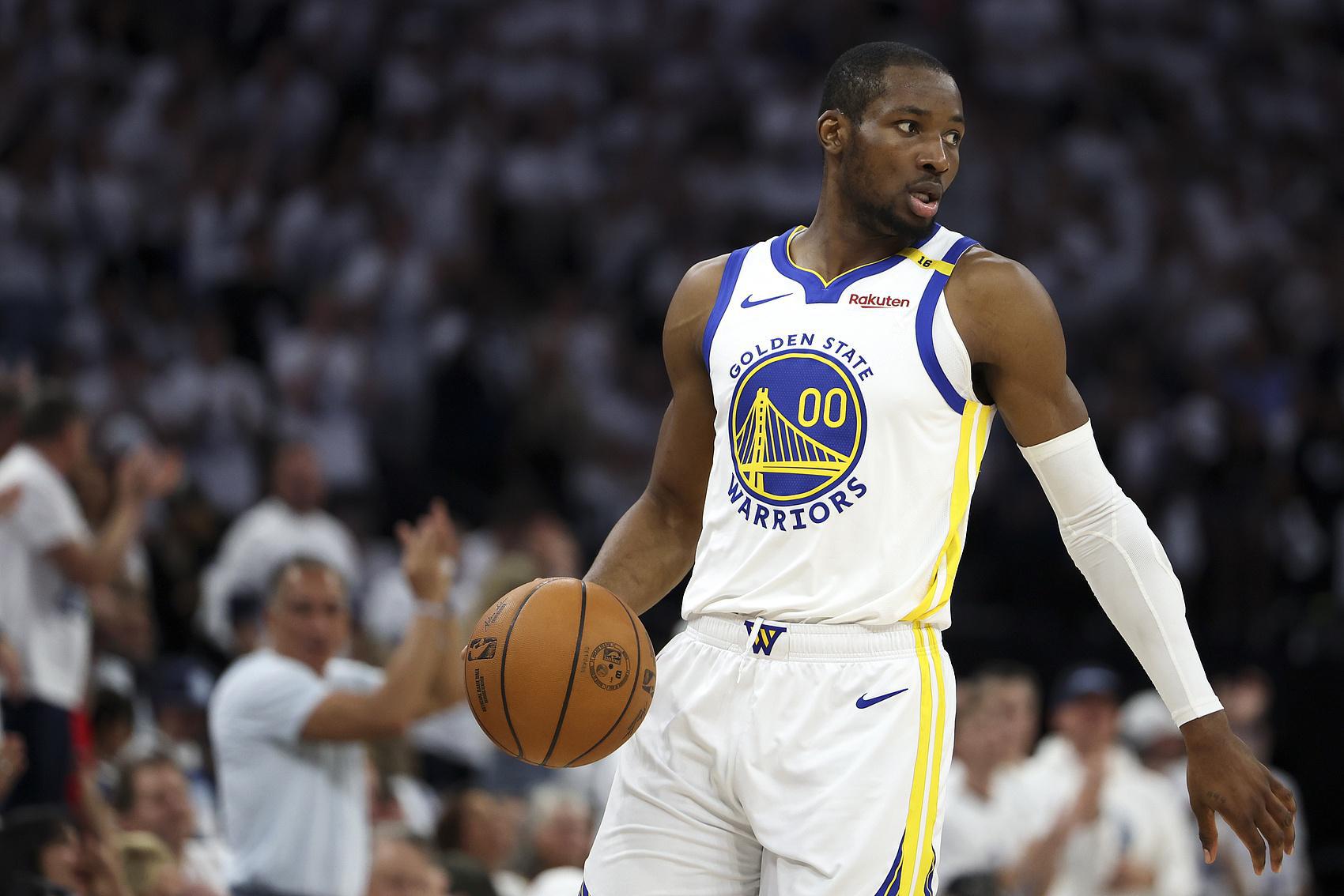 美记：夏联期间库明加会与各队会面 目前仍朝着回归勇士方向发展