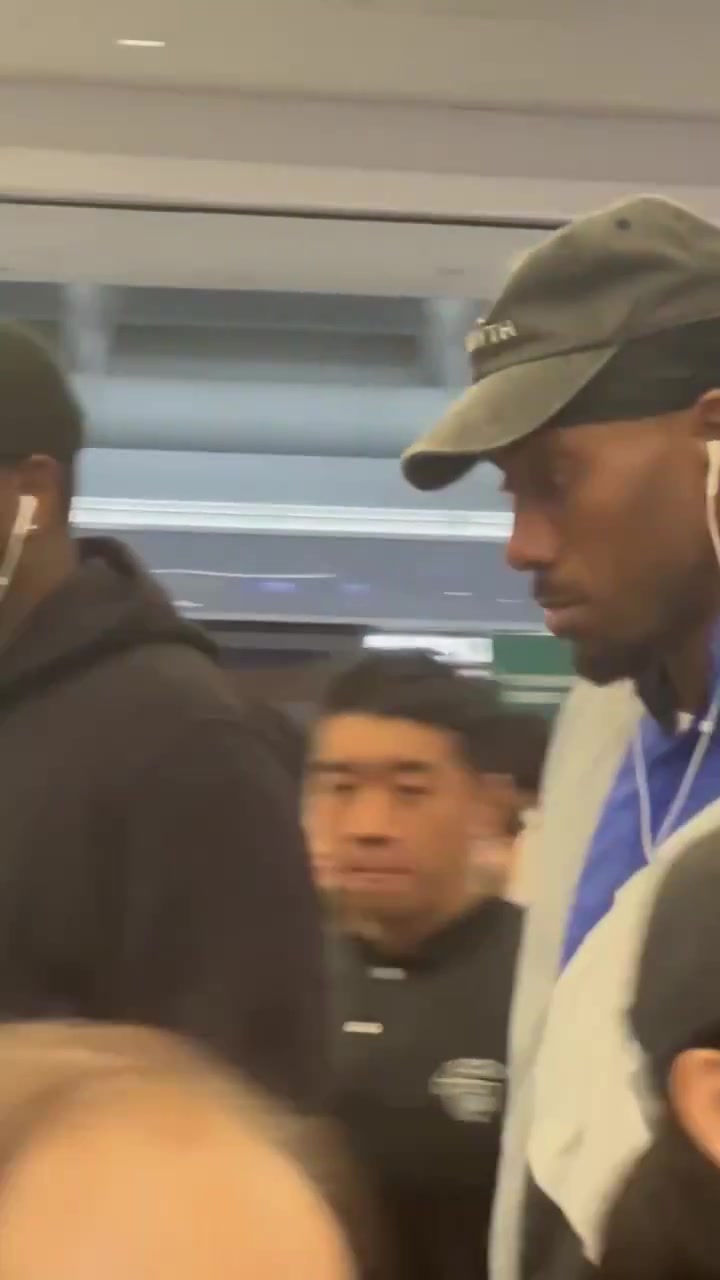 火狐电竞首页-莱昂纳德完成中国行程启程返美 即将归队备战快船新赛季