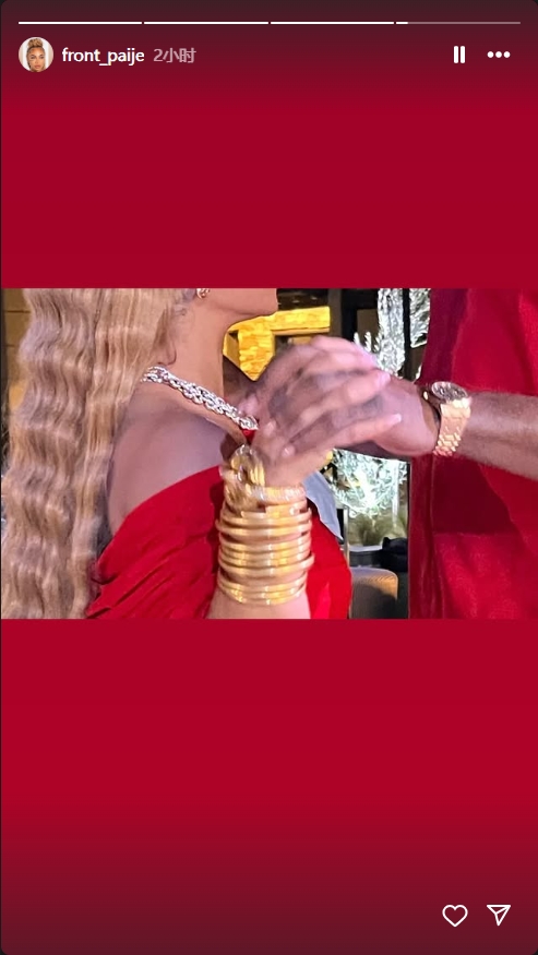 火狐电竞APP-金价走低难掩甜蜜瞬间，女友晒与哈登牵手照满手金镯吸睛