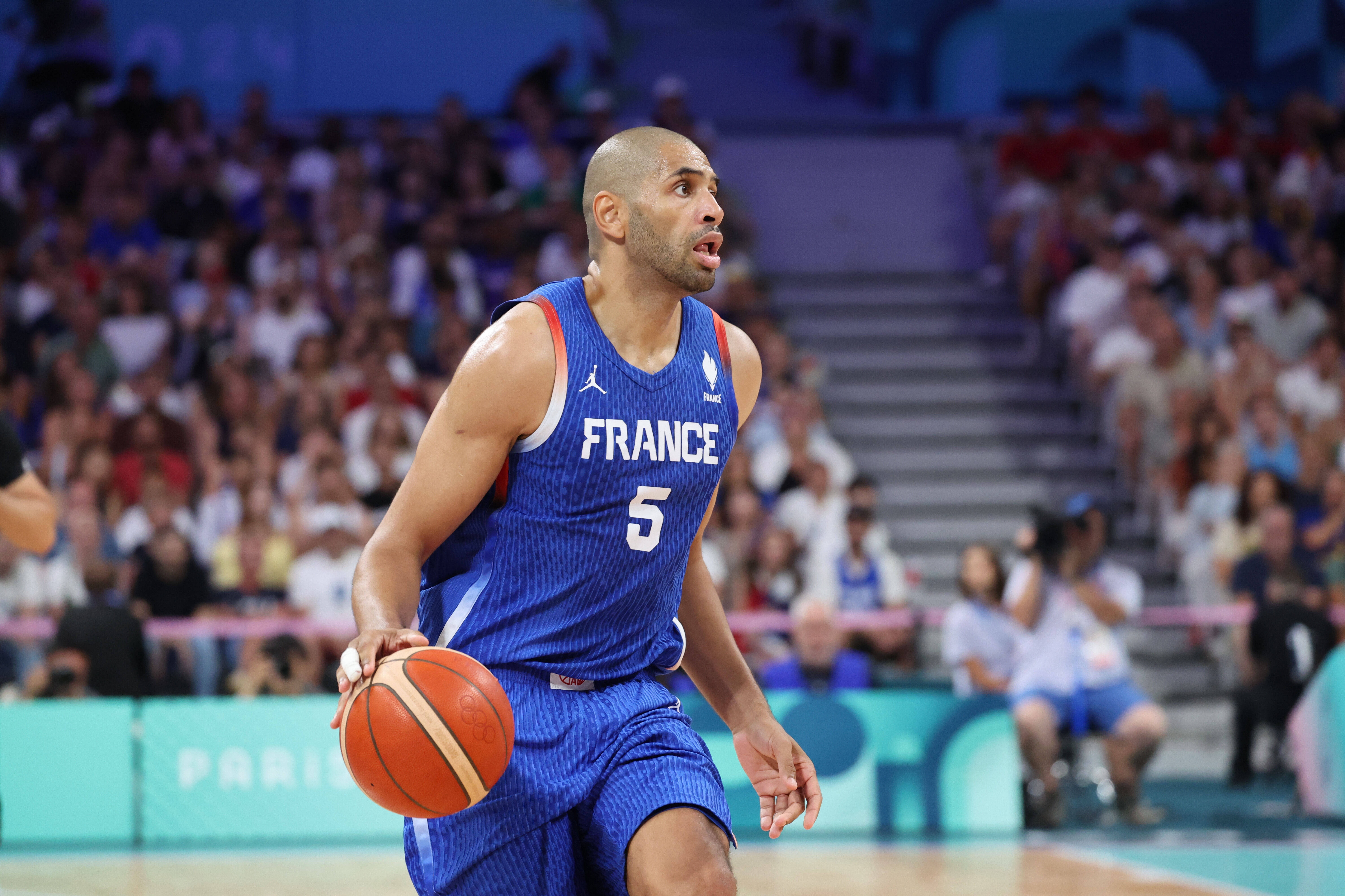 火狐电竞首页-法国男篮力克波兰，前队长巴图姆盛赞团队精彩反击与深厚凝聚力