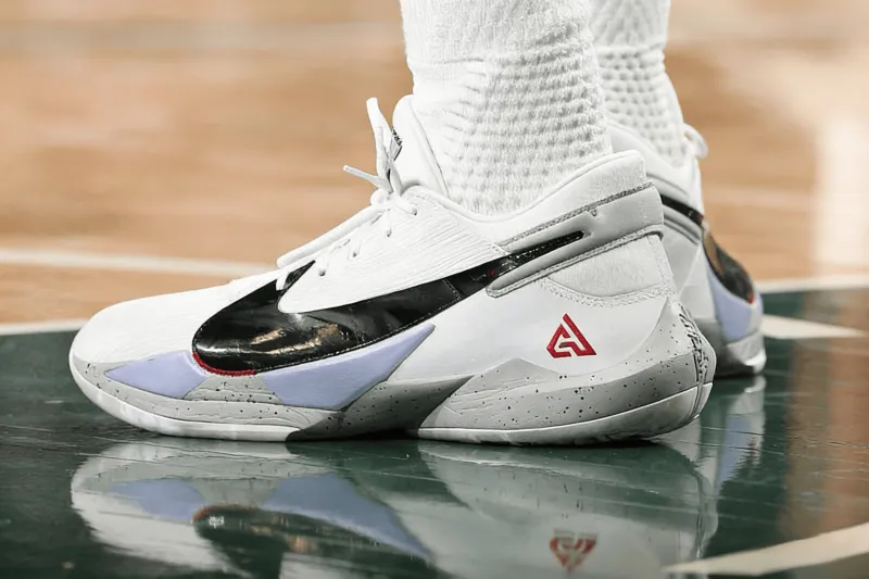 火狐电竞APP-遗憾伤退！阿德托昆博穿着Freak2，得到22分13篮板7助攻