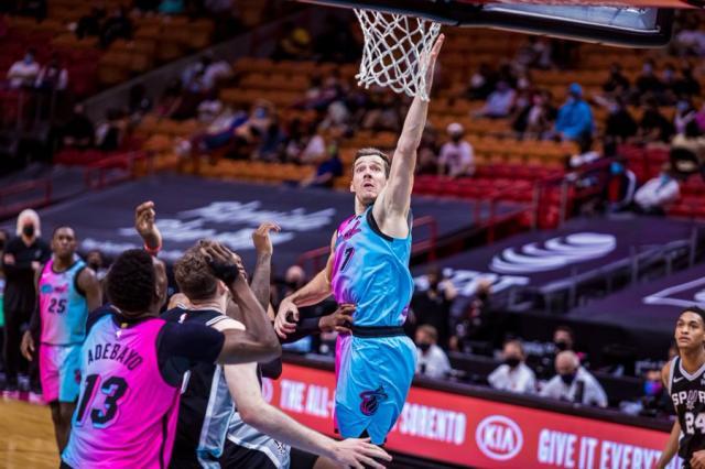 火狐电竞平台-替补回暖热火赛季双杀马刺 阿德巴约：继续向前冲